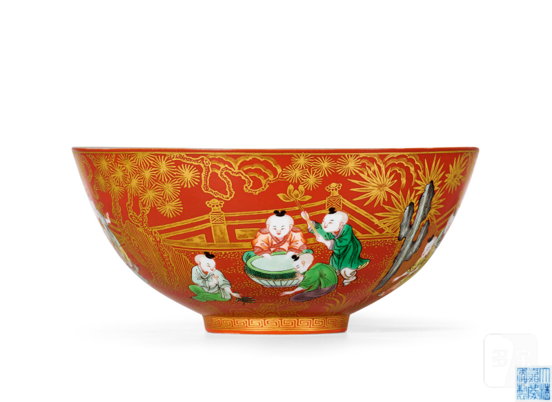 清嘉庆 珊瑚红地五彩描金婴戏纹碗 - 图1